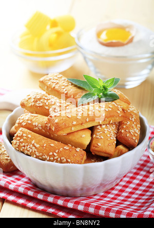 Snack croccante con semi di sesamo sulla parte superiore Foto Stock