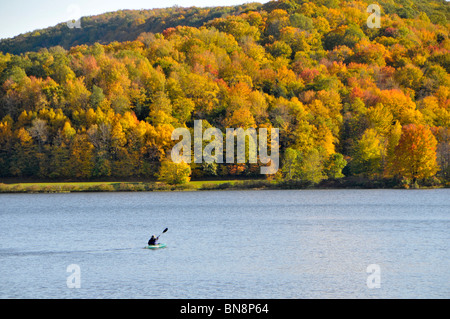 Canoa sulla Casa Rossa Lago Allegany parco dello Stato di New York Foto Stock