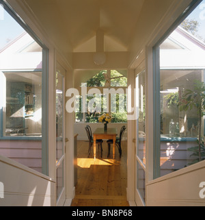 Porta alla moderna cucina sala da pranzo Camera interno con pavimento in legno Foto Stock