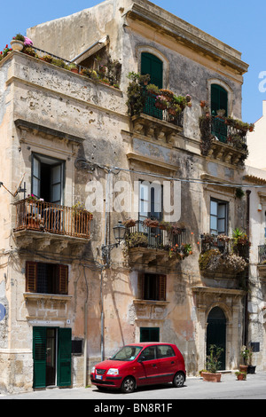 Tipica casa nella città vecchia, Ortigia, Siracusa (Siracusa), Sicilia, Italia Foto Stock