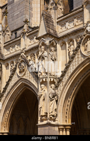 Truro Cathedral facciata anteriore, pietra figure scolpite, Cornwall, Regno Unito Foto Stock