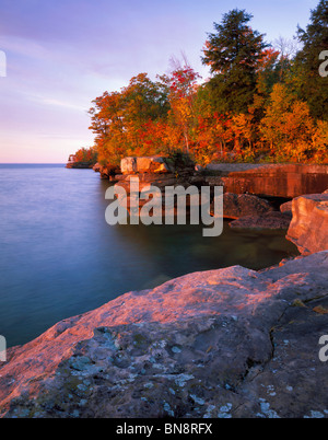 Grande Baia del parco statale, WI: Lago Superior e scogliere di arenaria di Big Bay Point nella luce del mattino Foto Stock