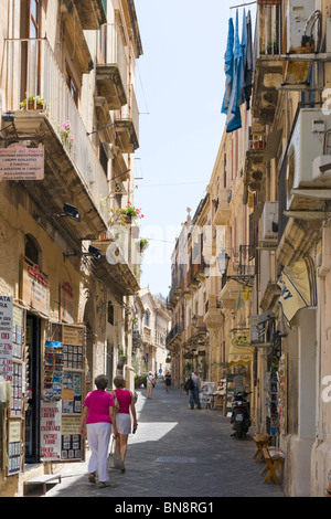 Tipica strada nella città vecchia, Ortigia, Siracusa (Siracusa), Sicilia, Italia Foto Stock