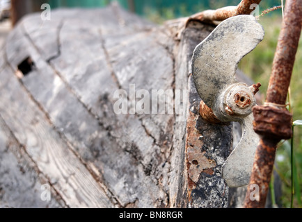 Vecchia barca in legno ed elica close-up Foto Stock