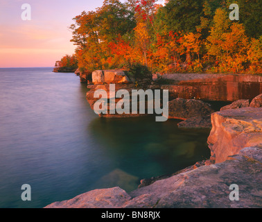 Grande Baia del parco statale, WI: Lago Superior e scogliere di arenaria di Big Bay Point nella luce del mattino Foto Stock