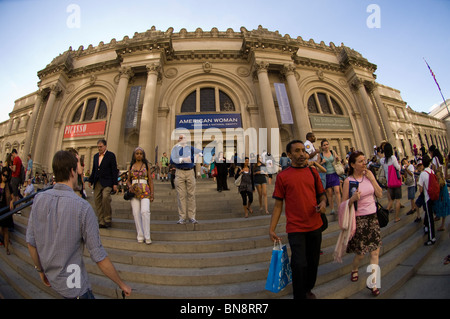 La gente sui gradini del Metropolitan Museum of Art di New York venerdì 2 luglio 2, 2010. (© Francesca M. Roberts) Foto Stock