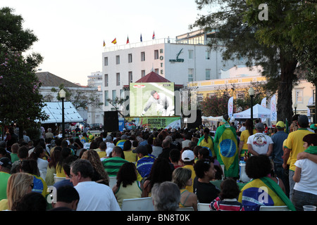 I fan di guardare un gioco durante il campionato mondiale di calcio 2010. Giugno 20th, 2010 Foto Stock
