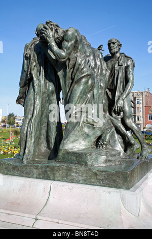 I Borghesi di Calais statua di Auguste Rodin situato al di fuori del Hotel de Ville, Calais, Francia Foto Stock