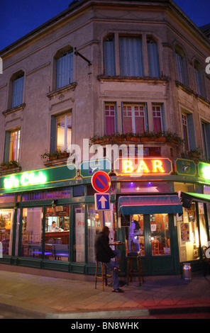 Un bar con incandescente insegne al neon al crepuscolo, Verdun, Francia Foto Stock