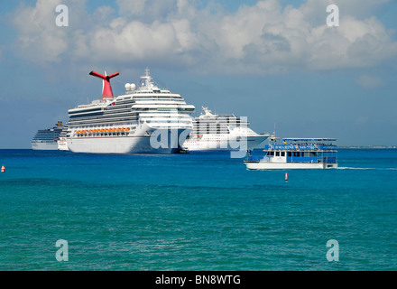 Navi da Crociera offerto in porto a Grand Cayman Isole dei Caraibi Georgetown Foto Stock