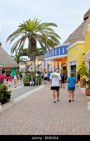 I turisti da crociera nei Caraibi nave in Puerta Maya e Cozumel Messico zona shopping Foto Stock