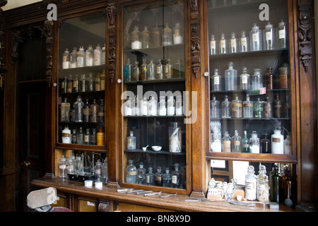 Victorian Farmacia a Blists Hill Ironbridge Telford Shropshire West Midlands England Gran Bretagna Foto Stock