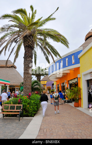 I turisti da crociera nei Caraibi nave in Puerta Maya e Cozumel Messico zona shopping Foto Stock