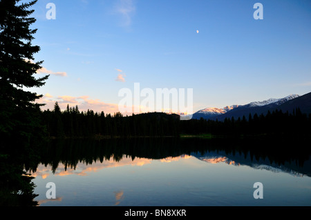 Beauvert lago al tramonto. Parco Nazionale di Jasper, Alberta, Canada. Foto Stock