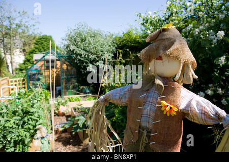 Lo Spaventapasseri spaventapasseri in un giardino vegetale Portesham plot, Dorset, Regno Unito Foto Stock