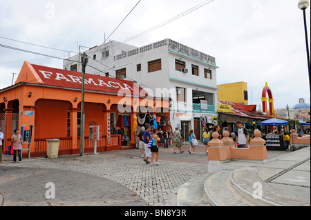 Zona Shopping Vicino a Caribbean Cruise Ship in Cozumel Messico Foto Stock