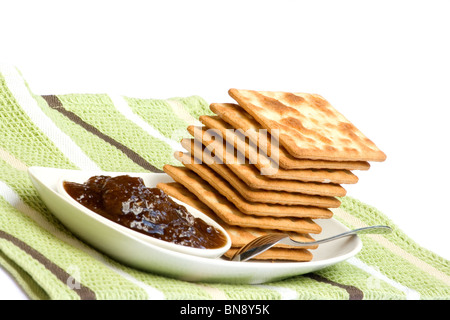 Close-up di crema di cracker e jelly su sfondo bianco Foto Stock