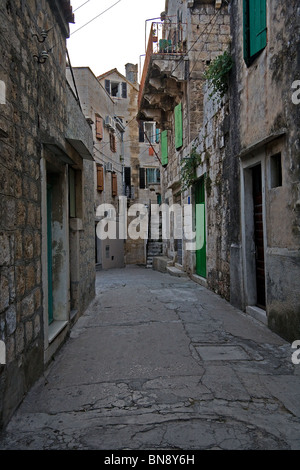 Una stretta strada principale nel villaggio di pescatori di Komiza sull isola di Vis, Croazia. Foto Stock