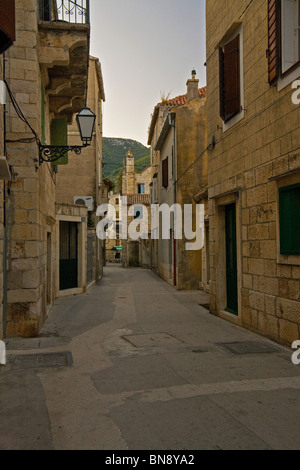 Una stretta strada principale nel villaggio di pescatori di Komiza sull isola di Vis, Croazia. Foto Stock