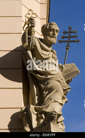 Praga - st. Peter staue sulla facciata della casa Foto Stock