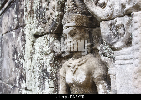 La scultura di un devata, una divinità femminile, in una parete del tempio di Preah Khan, nel Parco Archeologico di Angkor. Foto Stock