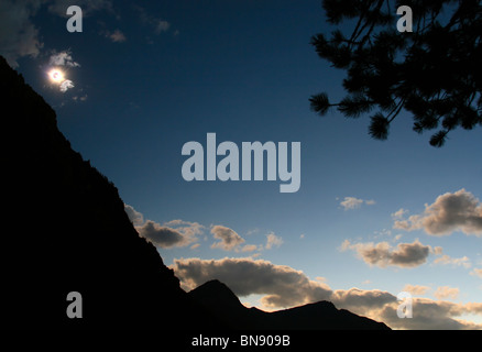 Silhouette di montagna nel tempo dell'Eclisse Solare Totale Foto Stock