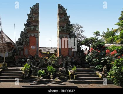 Dividere il gateway o il Candi Bentar per pura Penataran Sasih tempio in Pejeng village, nei pressi di Ubud, Bali. Indonesia Foto Stock