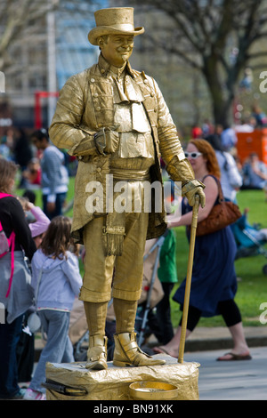 Intrattenitore Street, South Bank di Londra, domenica 11 aprile, 2010. Foto Stock