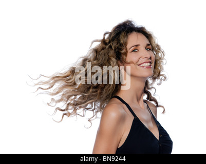 Bella donna caucasica spostando i capelli ricci ritratto studio isolato su sfondo bianco Foto Stock