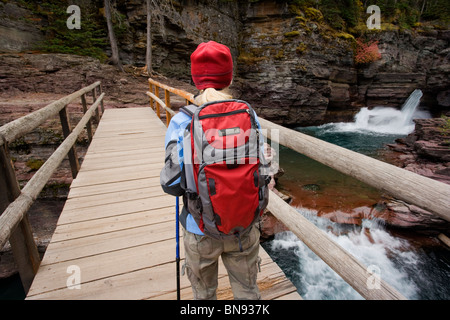 Donna escursionista al Saint Mary cade vicino a Saint Mary Lake, il Parco Nazionale di Glacier Foto Stock