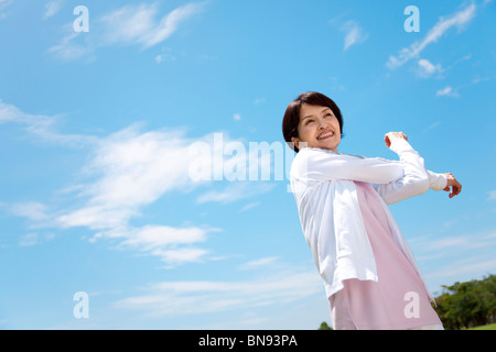 Donna matura stretching Foto Stock