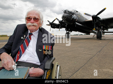 Ex sergente di volo Stanley franchi con la città di Lincoln Lancaster bomber equipaggio reunion Foto Stock