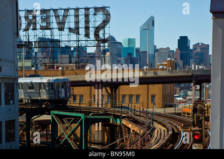 Il treno al di sopra del suolo in 7 linea di metropolitana nel Queens, a New York Foto Stock