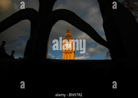 Guardando attraverso le ringhiere in piazza del Parlamento per il Big Ben, le Houses of Parliament, Westminster, London, Regno Unito Foto Stock