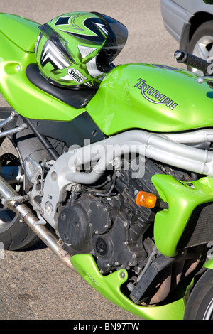 casco shoei moto seduto su una roulette 2004 verde velocità trionfo triplo moto, Australia Foto Stock