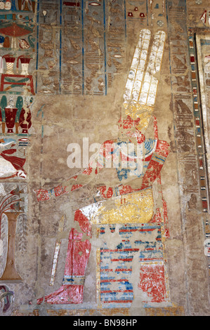 Il dio Amon, seduti a un tavolo di offerte. Sollievo. Tempio di Hatshepsut. Deir el-Bahari. L'Egitto. Foto Stock