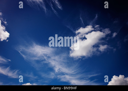 Cielo blu con nuvole Foto Stock