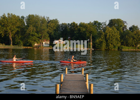 Paio di canottaggio sul lago, Murnau am Staffelsee, Garmisch-Partenkirchen, Alta Baviera, Baviera, Germania Foto Stock