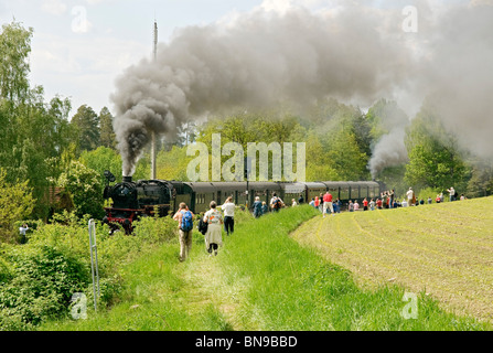 Treno a vapore di arrampicata escursione 'Schiefe Ebene" pendio vicino a Neuenmarkt, Franconia, Baviera, Germania. Foto Stock