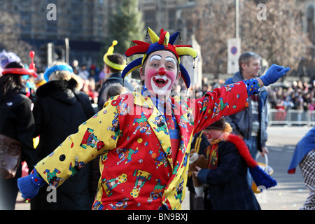 Un giovane uomo vestito come un clown in sfilata di Capodanno, Westminster, London, SW1. Foto Stock
