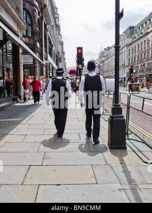 Metropolitana di due agenti di polizia a camminare su una strada di Londra. Foto Stock