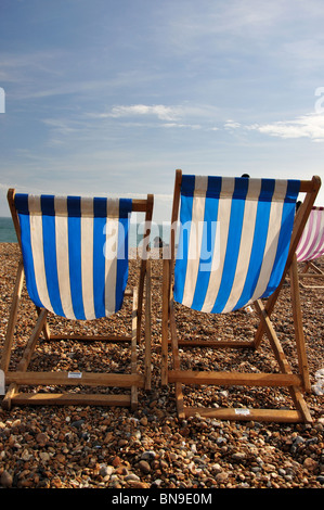 Stagliano sedie a sdraio sulla spiaggia, Brighton East Sussex, England, Regno Unito Foto Stock