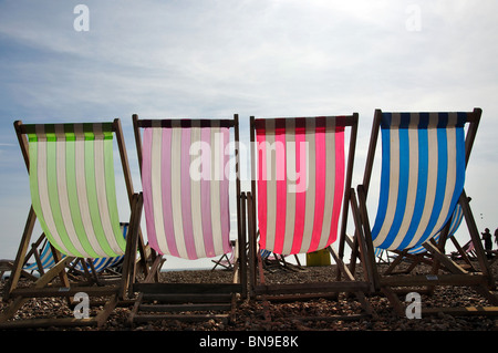 Stagliano sedie a sdraio sulla spiaggia, Brighton East Sussex, England, Regno Unito Foto Stock