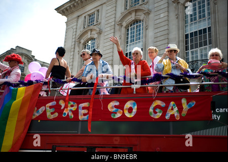 Anziani partecipanti su di un autobus aperto sul tetto godendo la London Pride celebrazioni. Foto Stock