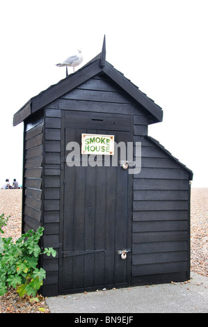 Il fumo casa sulla spiaggia, Brighton East Sussex, England, Regno Unito Foto Stock