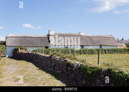 Chiesa Bay (Porth Swtan), Isola di Anglesey, Galles del Nord, Regno Unito. Swtan Folk Museum in ultimo cottage con il tetto di paglia sull'isola. Foto Stock