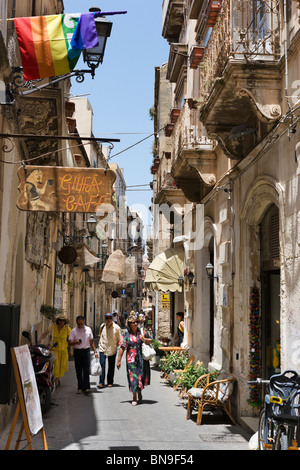 Tipica strada nella città vecchia, Ortigia, Siracusa (Siracusa), Sicilia, Italia Foto Stock