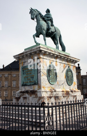 Statua equestre di re Federico V di Danimarca, Amelienborg Palace, Copenaghen. Foto Stock