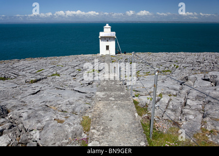 Black Head Lighthouse affacciato sulla Baia di Galway, Co. Clare, Irlanda Foto Stock