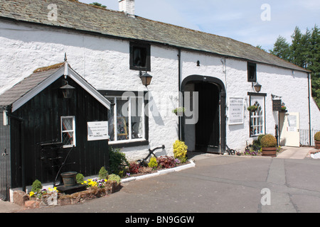 Il Gretna Hall del fabbro shop in Gretna village, Scozia Foto Stock